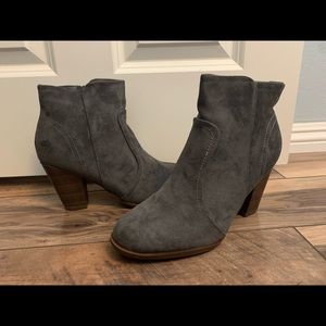 New size 10 grey boots